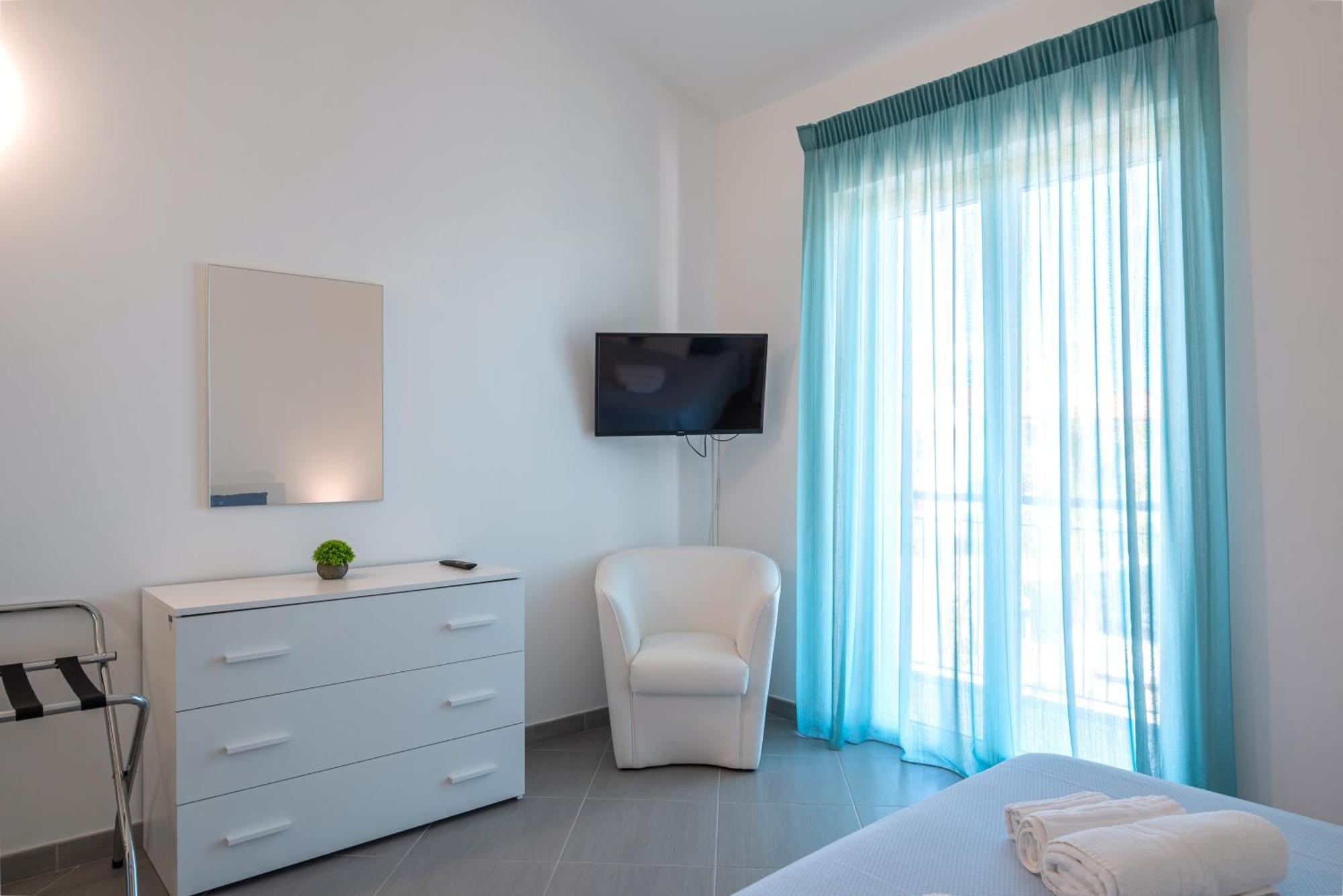 Icaro Residence Apartments With A Beautiful Pool SantʼAgata di Militello Extérieur photo