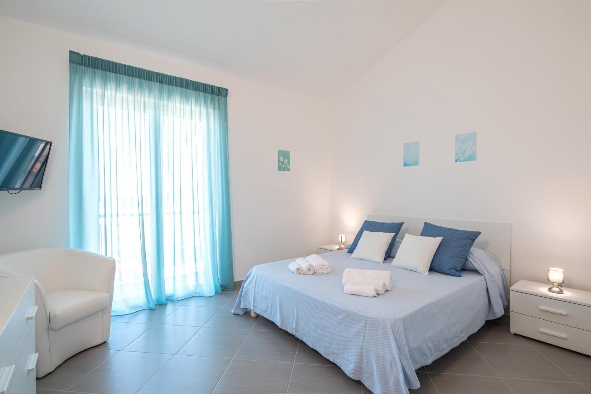 Icaro Residence Apartments With A Beautiful Pool SantʼAgata di Militello Extérieur photo